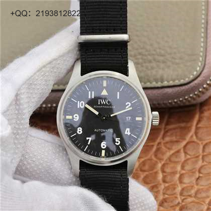 M+万国「馬克十八飛行員腕錶“致敬馬克十一”特別版IW 327007. 男士腕表，绢丝表带，自动机械机芯，密底。